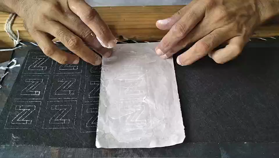 印度丝胸针定制师傅正在把符画好的字母Z印到刺绣毛毡布上