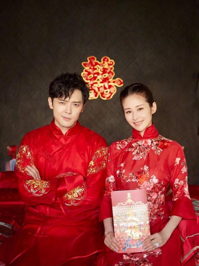穿上这些中式礼服结婚，让你嫁得金光闪闪，很多新人其实分不清秀禾服和龙凤褂还有马来褂。