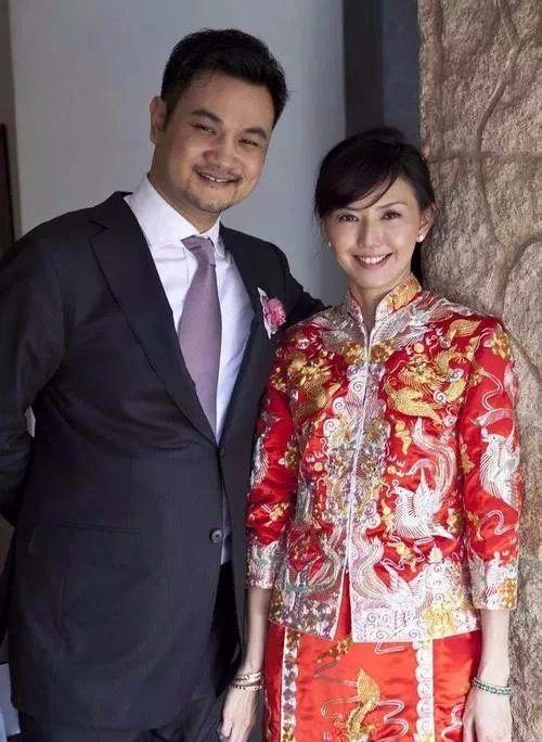 穿上这些中式礼服结婚，让你嫁得金光闪闪，很多新人其实分不清秀禾服和龙凤褂还有马来褂。