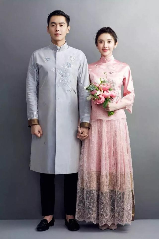 火到不行的中式嫁衣，你真的穿对了嘛，挑选中式嫁衣的攻略在这，中式礼服穿得好，婚礼惊艳值蹭蹭往上涨！