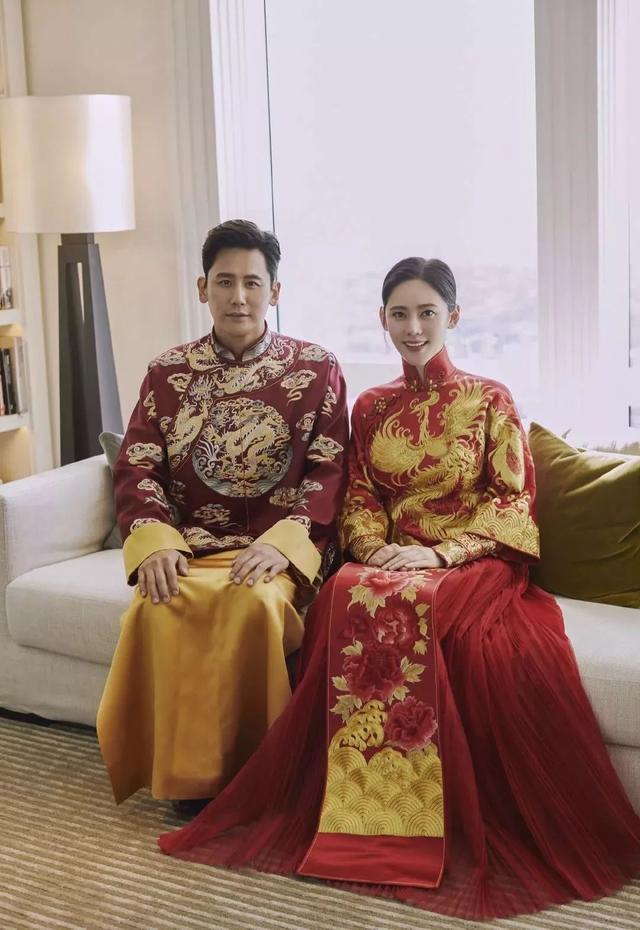 火到不行的中式嫁衣，你真的穿对了嘛，挑选中式嫁衣的攻略在这，中式礼服穿得好，婚礼惊艳值蹭蹭往上涨！