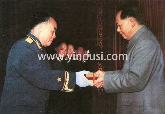 毛主席和中国唯一大元帅礼服的故事，毛泽东在中南海看到了这套大元帅礼服。